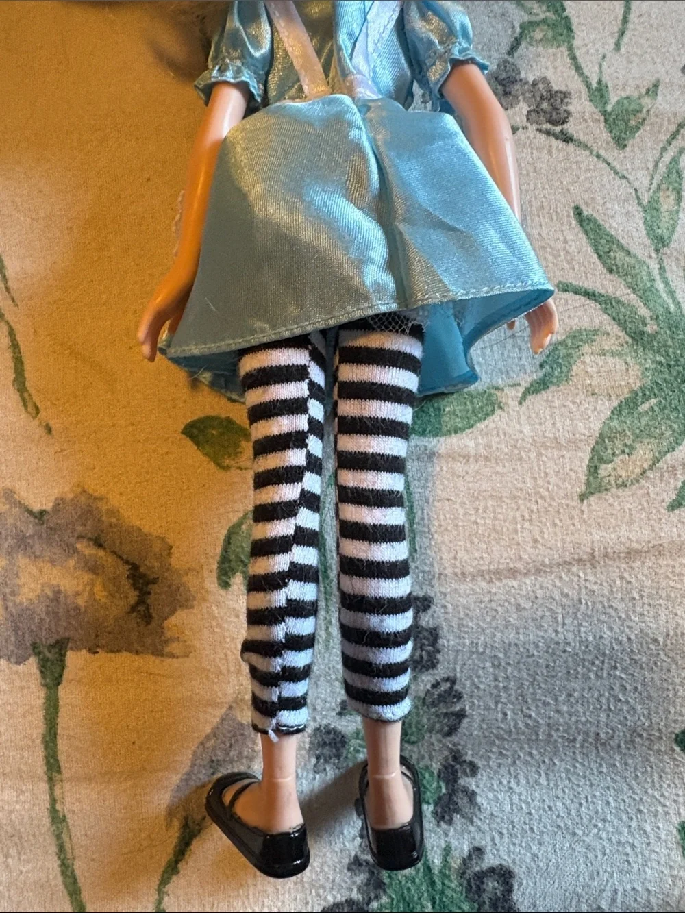 Rare 2010 MGA Moxie Girlz Alice in Wonderland Avery fashion doll.